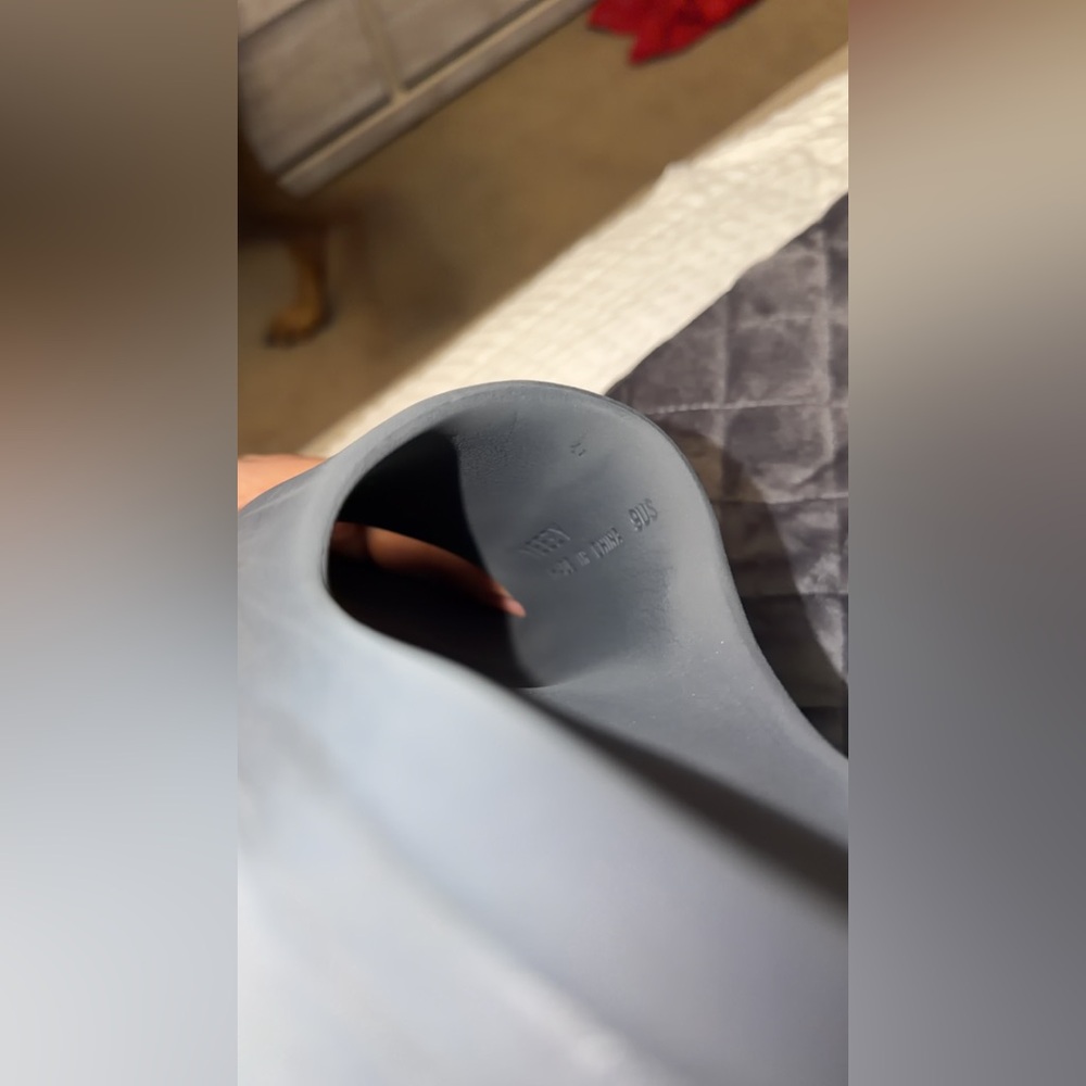 Yeezy Gray Slippers - Picture 3 of 4